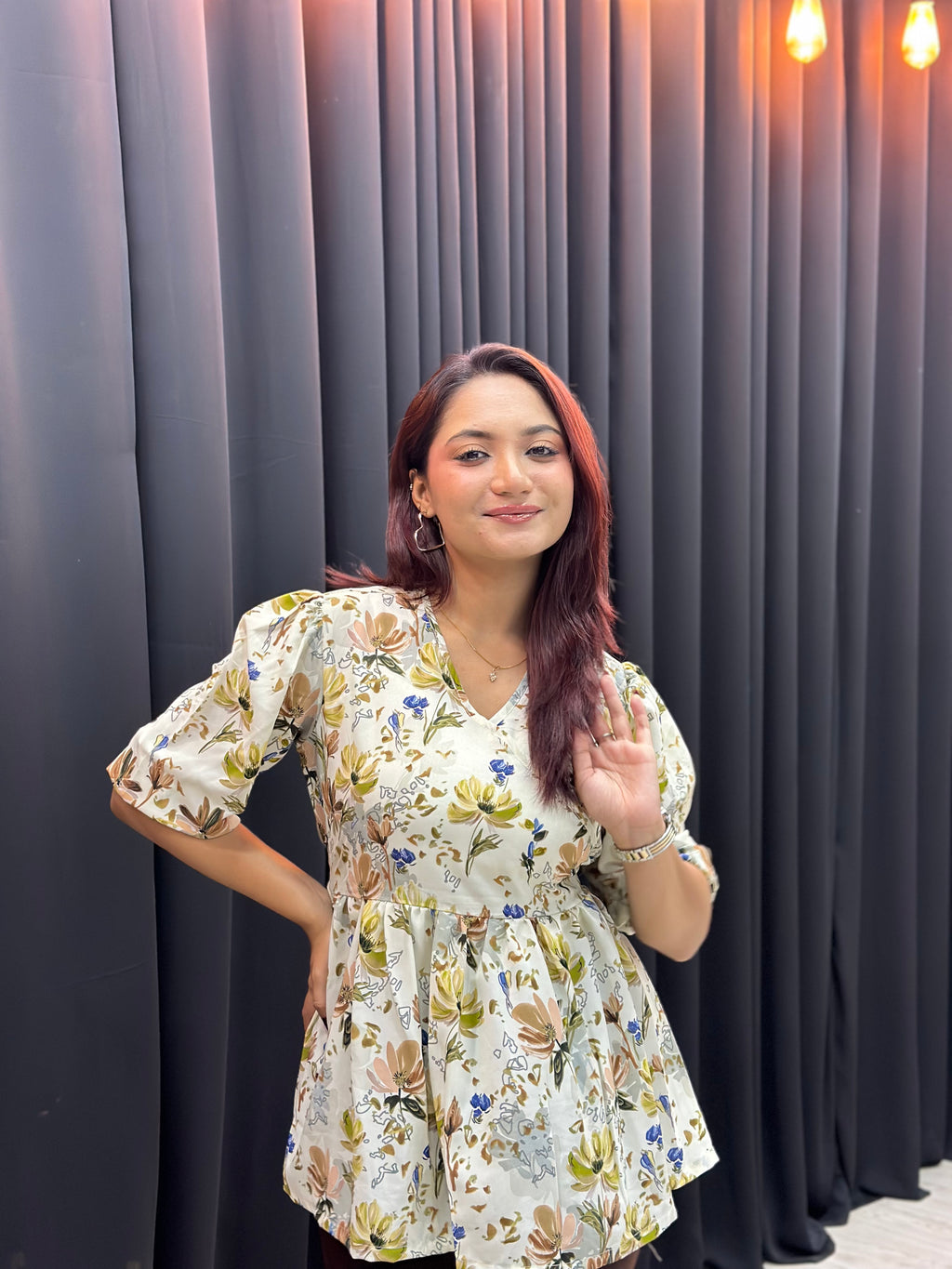 Floral Printed Crisscross Tie Front tops -Cream